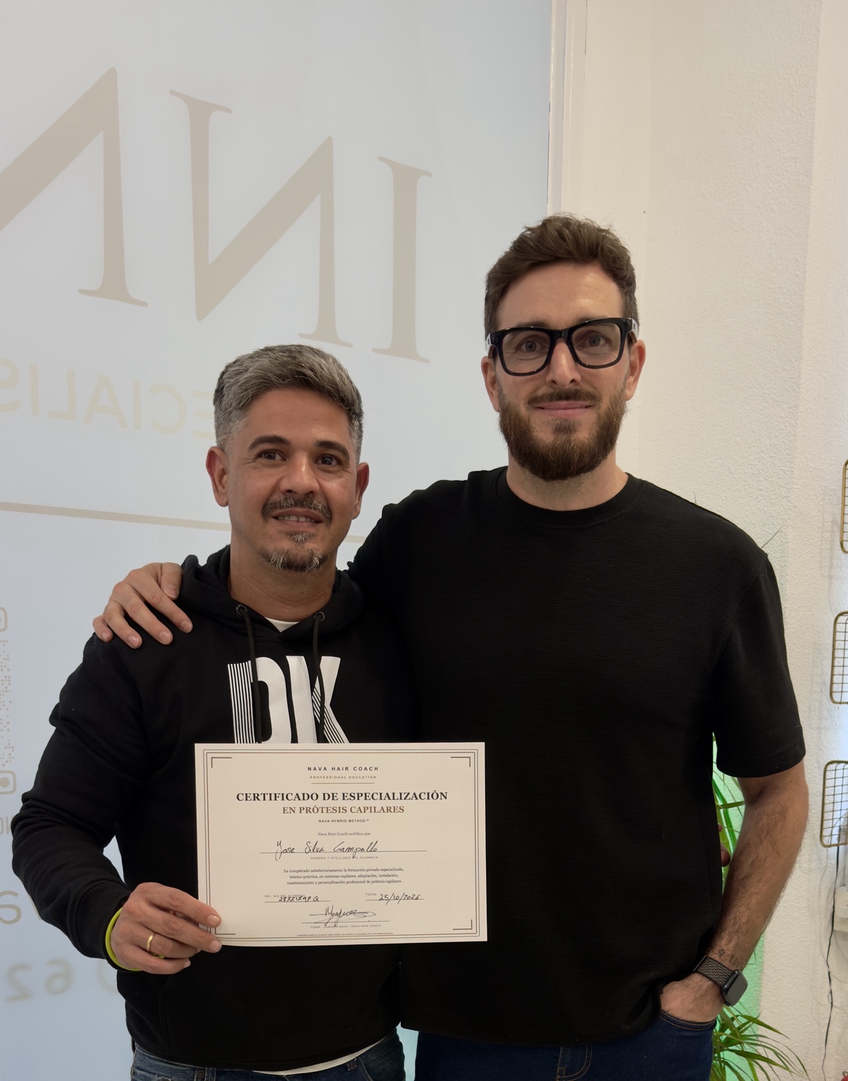 Entrega de certificado de especialización junto a Joaquín Nava en la formación de octubre de 2026