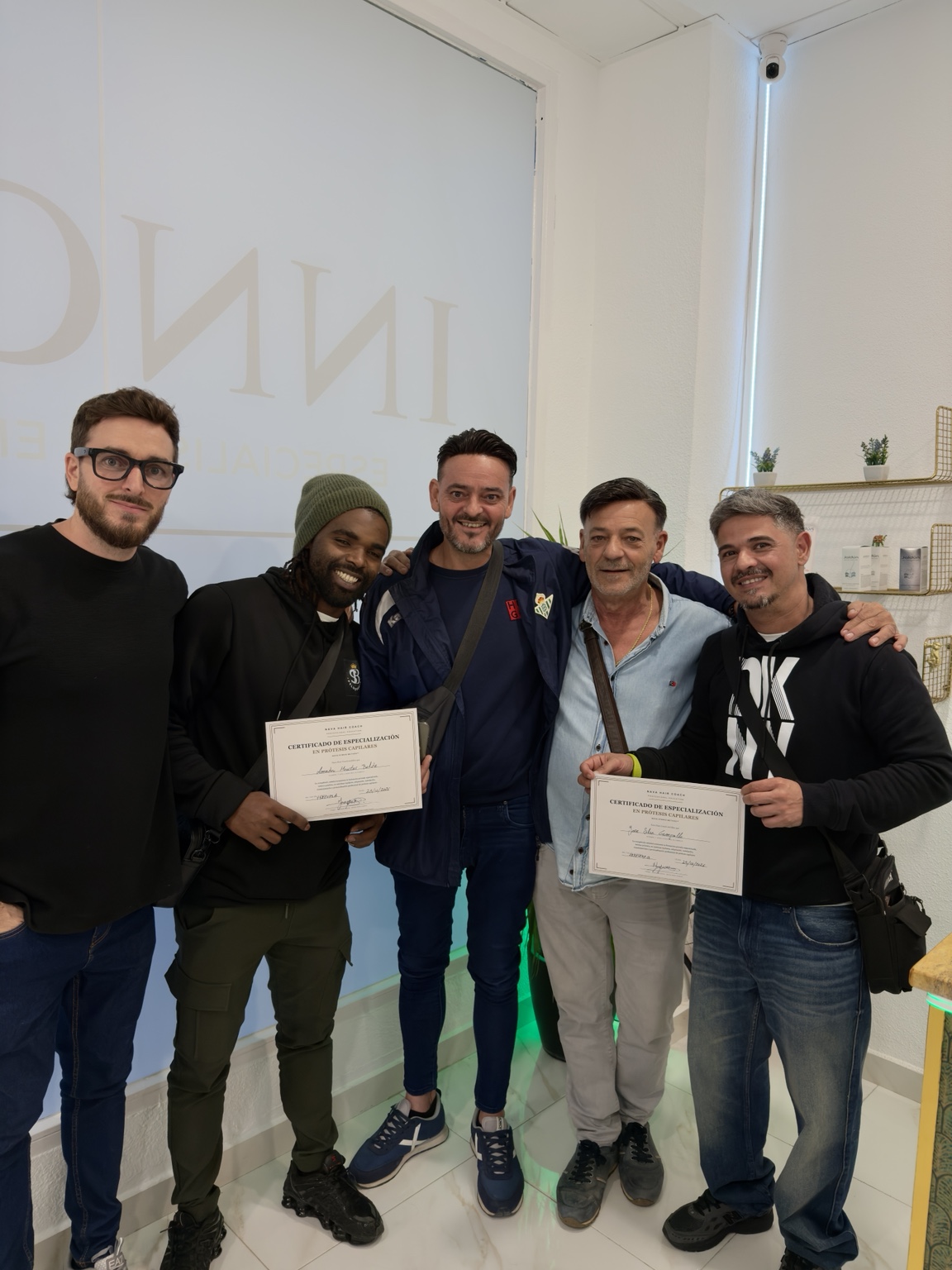 Grupo de alumnos junto a Joaquín Nava tras la formación en prótesis capilares